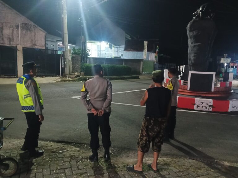 Kapolsek Mandirancan Sambangi Tugu Macan Cirea, Pastikan Keamanan Dini Hari