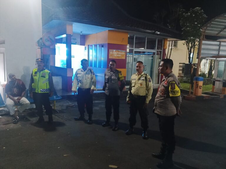 Jaga Keamanan Warga dan Obyek Vital, Kapolsek Mandirancan Gelar Patroli KRYD Dini Hari
