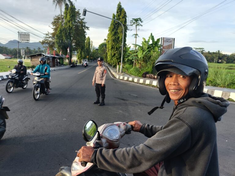 Bhabinkamtibmas Polsek Cigugur laksanakan pengaturan lalu lintas di pertigaan sma negeri 1 guna tercipta kamseltibcarlantas