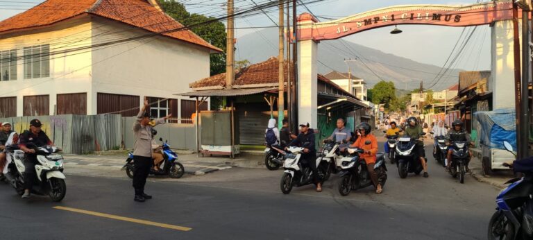 POLSEK CILIMUS LAKSANAKAN PH PAGI DI SEJUMLAH TITIK RAWAN KEMACETAN
