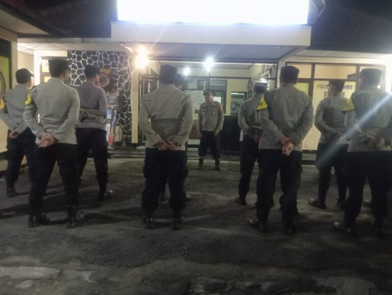 Polsek Zona 1 Polres Kuningan Gelar Apel KRYD Malam Minggu, Kapolsek Cilimus Tekankan Patroli KRYD Bukan Sekedar Rutinitas, Melainkan Bentuk Nyata Kehadiran Polri untuk Menjaga Rasa Aman Masyarakat