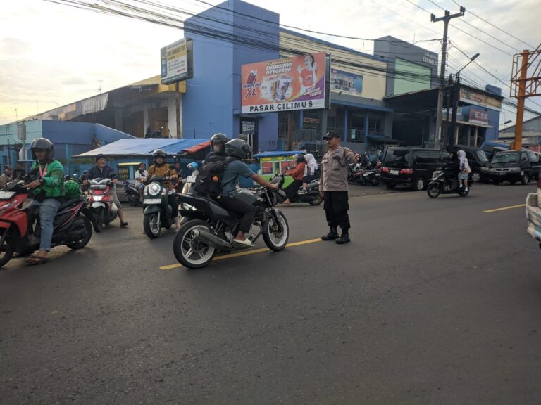 Pelayanan Prima Pagi Hari, Polisi Cilimus Turun ke Jalan Atur Arus Kendaraan