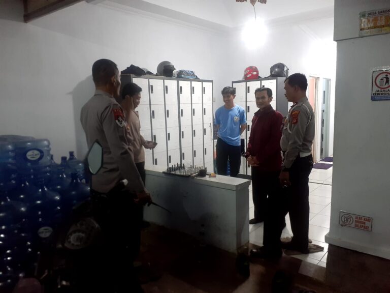 Meningkatkan Rasa Aman, Polsek Cilimus Sisir Perkampungan Lewat Patroli KRYD