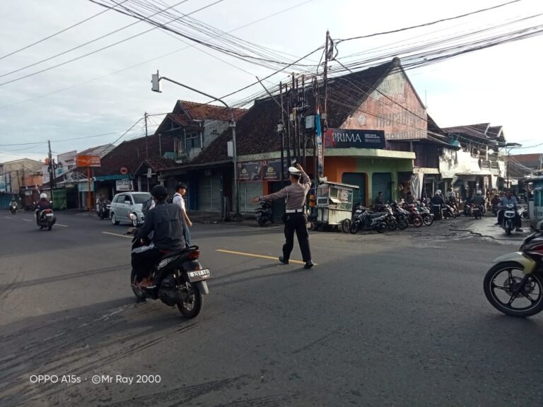 Pasar Cilimus Pagi Hari Dipadati Warga, Polisi Lakukan Pengaturan Lalin
