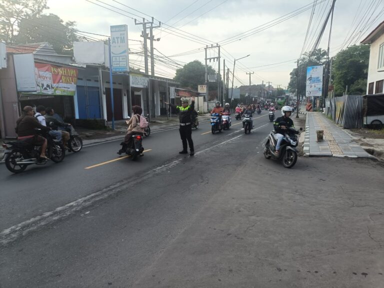 Polsek Cilimus Laksanakan Pengamanan Pagi di Depan SMPN 1 Cilimus