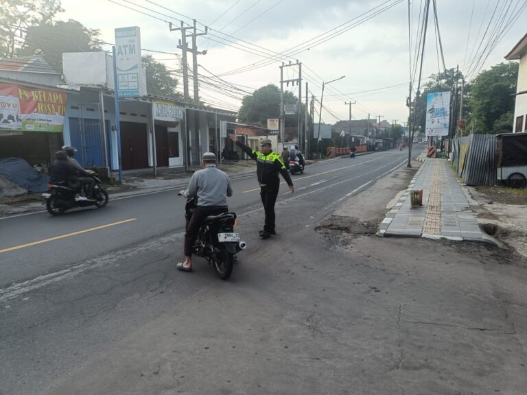 Polisi Amankan Jalur Pendidikan, Arus Lalu Lintas Berjalan Lancar