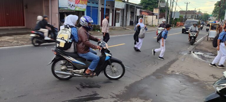 Polsek Cilimus Pastikan Arus Lalu Lintas Pagi Hari Tetap Aman dan Terkendali