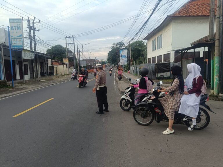 POLSEK CILIMUS TUNJUKKAN KOMITMEN MELALUI GIAT PH PAGI DI WILAYAH HUKUMNYA