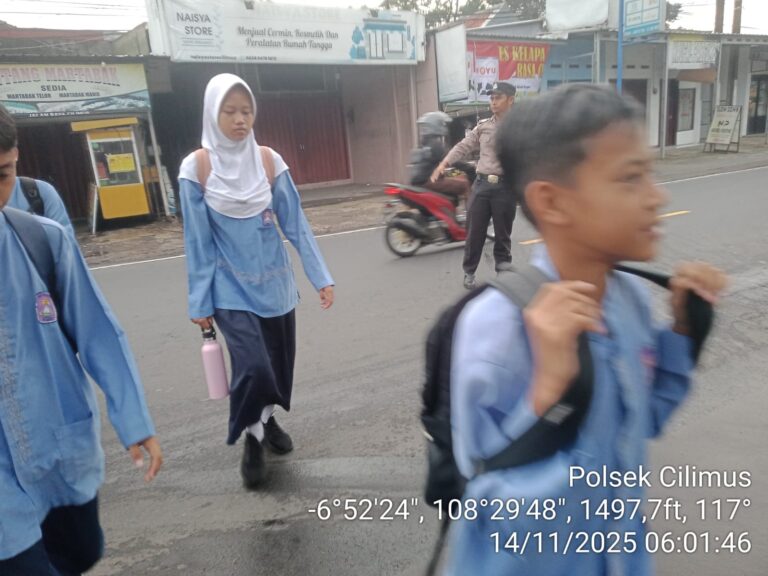 Polsek Cilimus Dapat Apresiasi Warga Atas Pengaturan Lalin Pagi