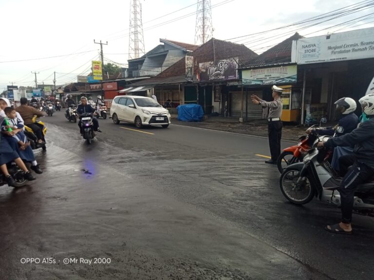 Tertibkan Jalur Depan Sekolah, Panit Lantas 2 Polsek Cilimus Gelar PH Pagi