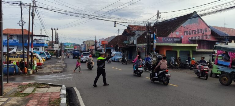 Sinergi Polisi dan Masyarakat di Cilimus Terlihat dalam Pengamanan Pagi