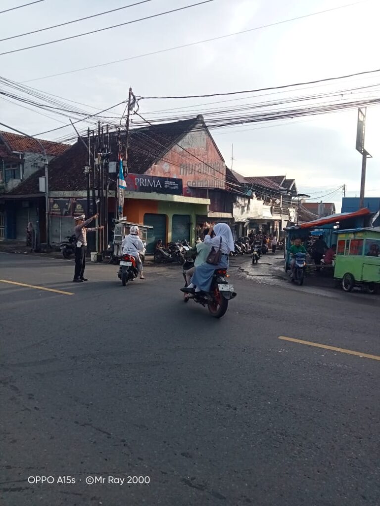 Kegiatan Polisi di Cilimus Disambut Positif Warga Pasar