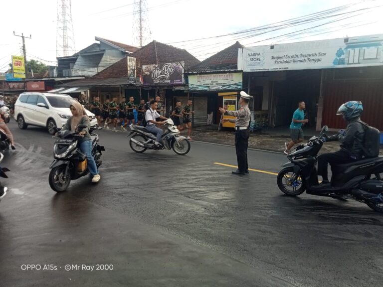 Cegah Kemacetan Pagi, Panit Lantas 2 Polsek Cilimus Turun ke Jalan