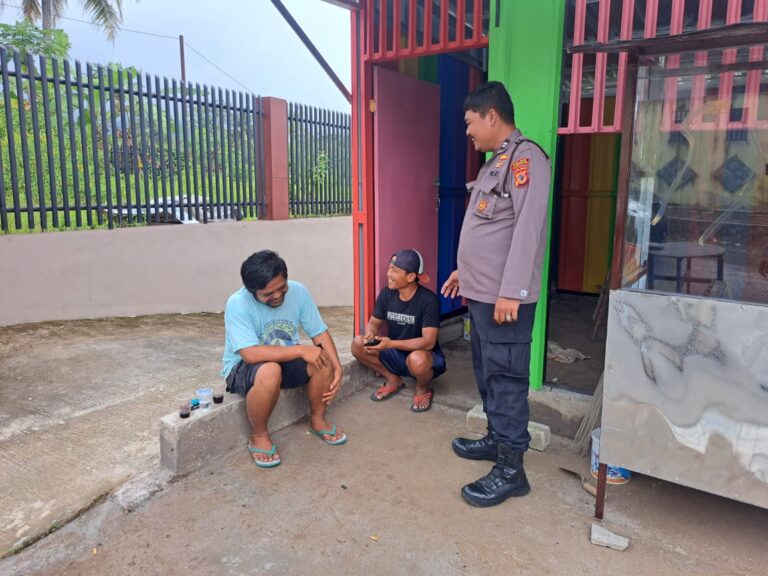 Aiptu Aris Sunandar Berikan Edukasi Kamtibmas kepada Pemuda dalam Patroli di Wilayah Hukum Polsek Ciwaru