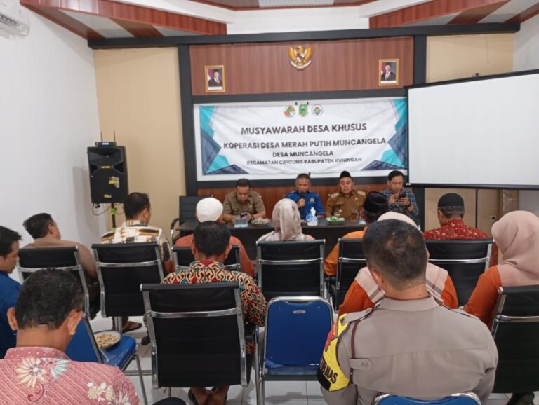 Bhabinkamtibmas Desa Muncangela Hadiri Musdesus Koperasi Desa Merah Putih untuk Wujudkan Tata Kelola Desa yang Transparan