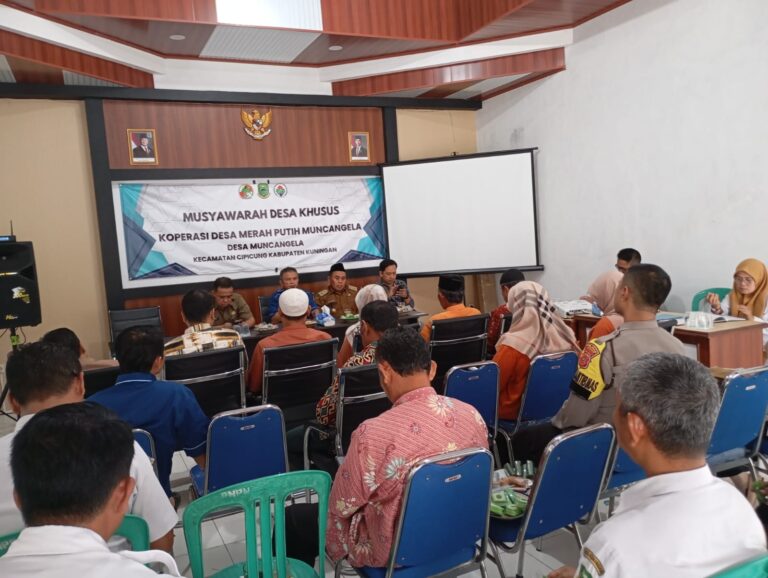 Wujudkan Tata Kelola Ekonomi Desa, Bhabinkamtibmas Desa Muncangela Hadiri Musyawarah Koperasi Merah Putih