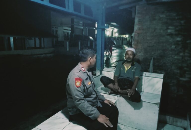 Aiptu Aris Sunandar Sambangi Rumah Warga Sampaikan Pesan Kamtibmas