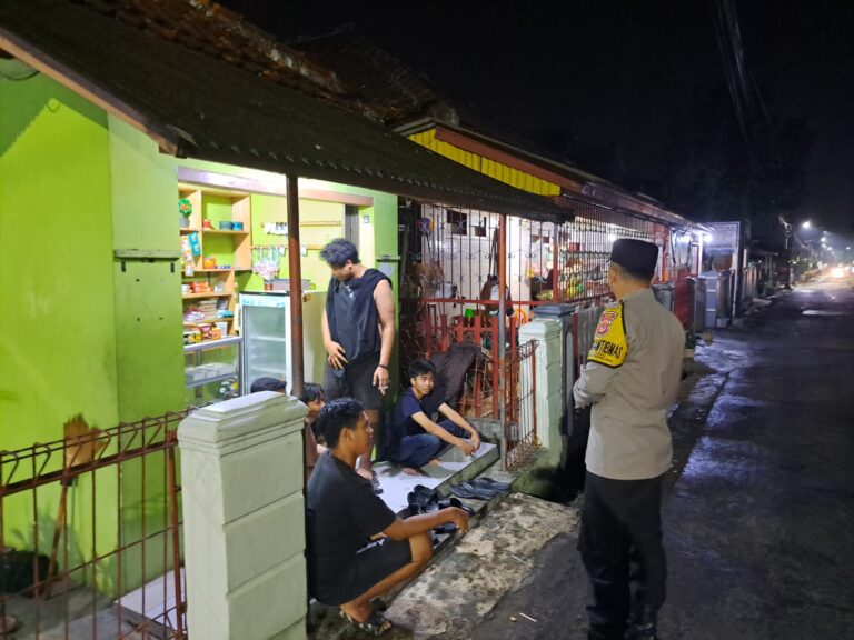 Bhabinkamtibmas Polsek Ciwaru Lakukan Edukasi Kamtibmas Kepada Remaja di Malam Hari