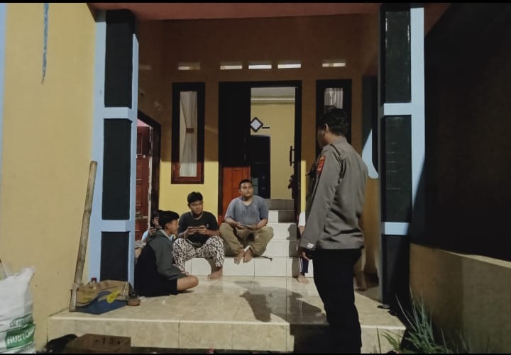 Aiptu Aris Sunandar Laksanakan Patroli dan Berikan Himbauan kepada Pemuda untuk Jaga Kamtibmas