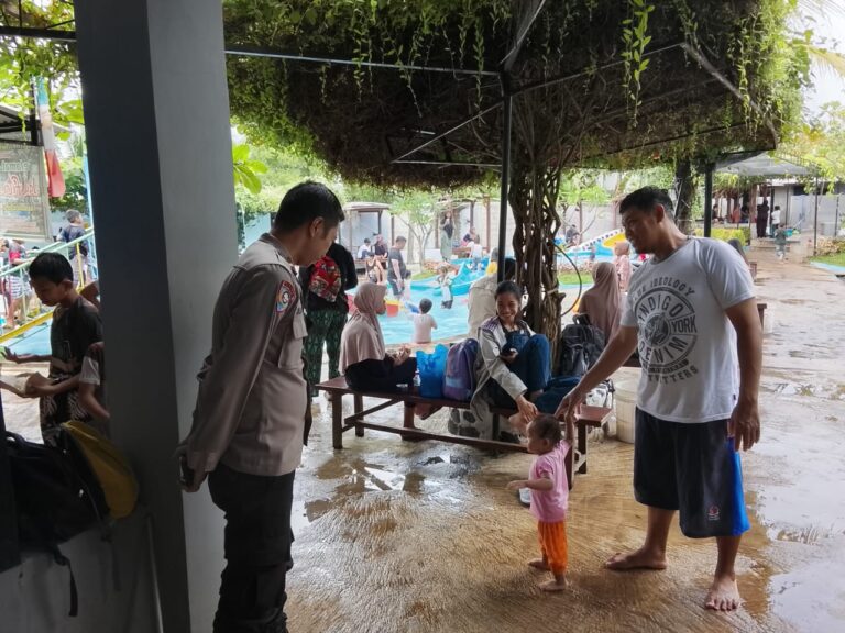 Bhabinkamtibmas Polsek Ciawigebang Patroli di Dino Waterpark, Ingatkan Pengunjung Jaga Keselamatan Anak-anak