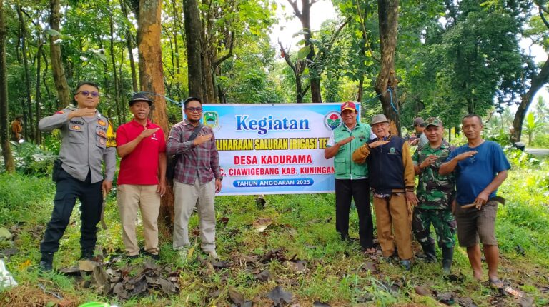 TNI-Polri dan Warga Kadurama Bersinergi Laksanakan Pemeliharaan Saluran Irigasi