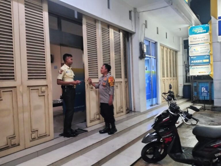 Bhabinkamtibmas Polsek Ciawigebang Patroli Malam Hari di Bank bjb, Sampaikan Imbauan Kamtibmas kepada Satpam