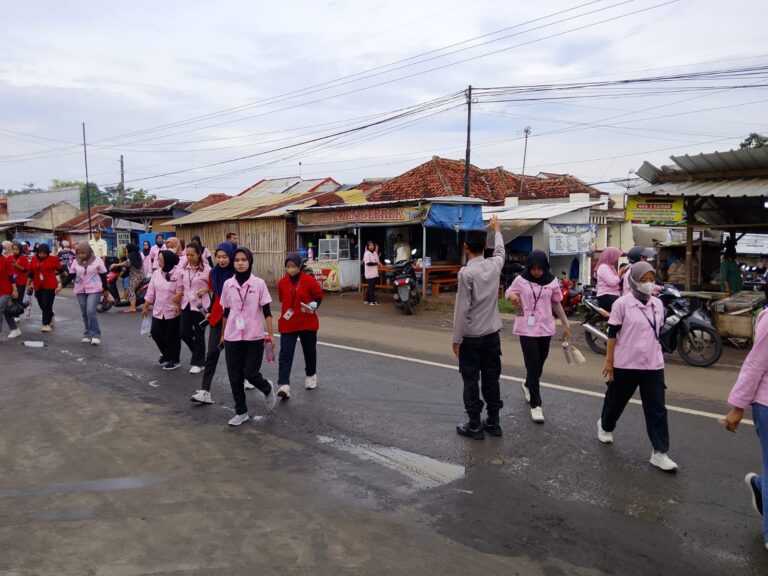 Kanit Binmas Polsek Cidahu Laksanakan PH Pagi dan Bantu Penyeberangan Karyawan Pabrik”