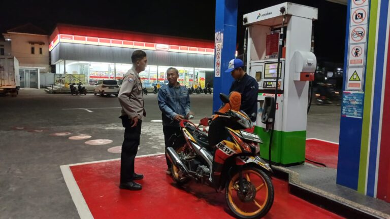 “Bripka Deni A Lakukan Patroli Dialogis di SPBU Manislor, Berikan Himbauan Kamtibmas”