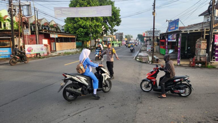 “Aipda Rukanda Laksanakan Pelayanan Prima kepada Masyarakat di Simpang Tiga Padamenak”