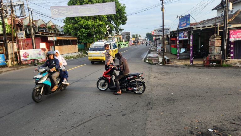 “Brigpol Mardiyana Berikan Pelayanan Terbaik di Simpang Tiga Padamenak”