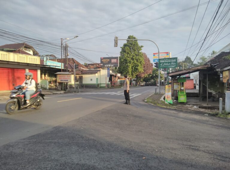 “Bripka Deni A Berikan Pelayanan Terbaik di Lampu Merah Nanggerang”