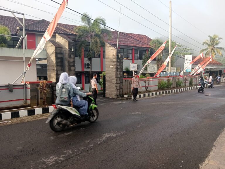 POLSEK SUBANG GELAR PH PAGI UNTUK CEGAH KEMACETAN DI DEPAN SMA NEGERI 1 SUBANG.