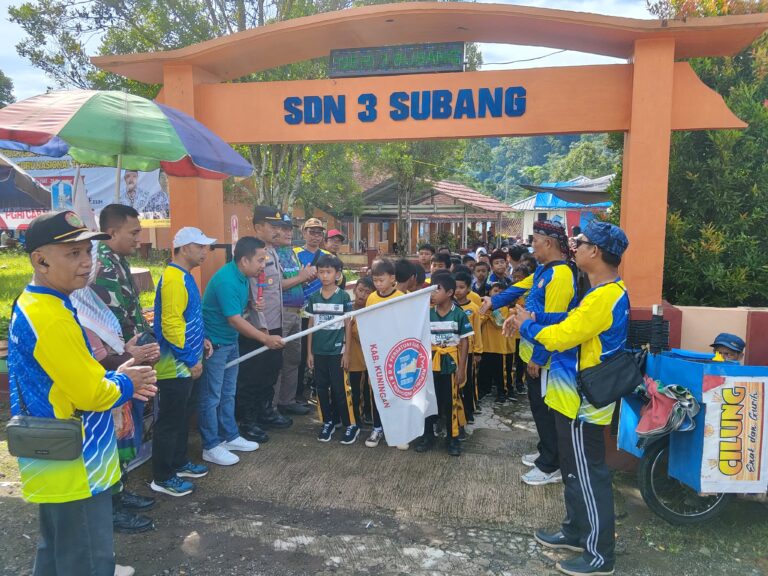 GEBYAR JALAN SANTAI PERINGATI HUT PGRI KE-80 DI KECAMATAN SUBANG.