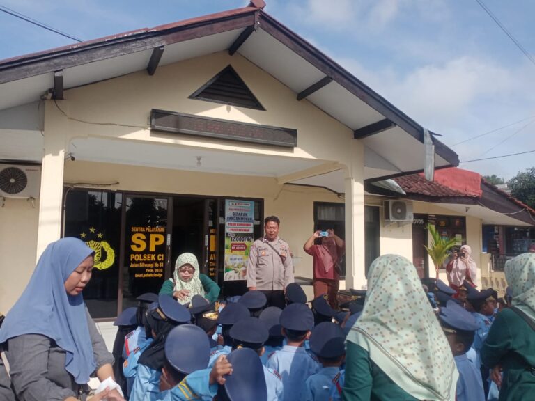 Polsek Ciawigebang Polres Kuningan Kenalkan Polisi Sahabat Anak kepada RA Manba’ul Huda