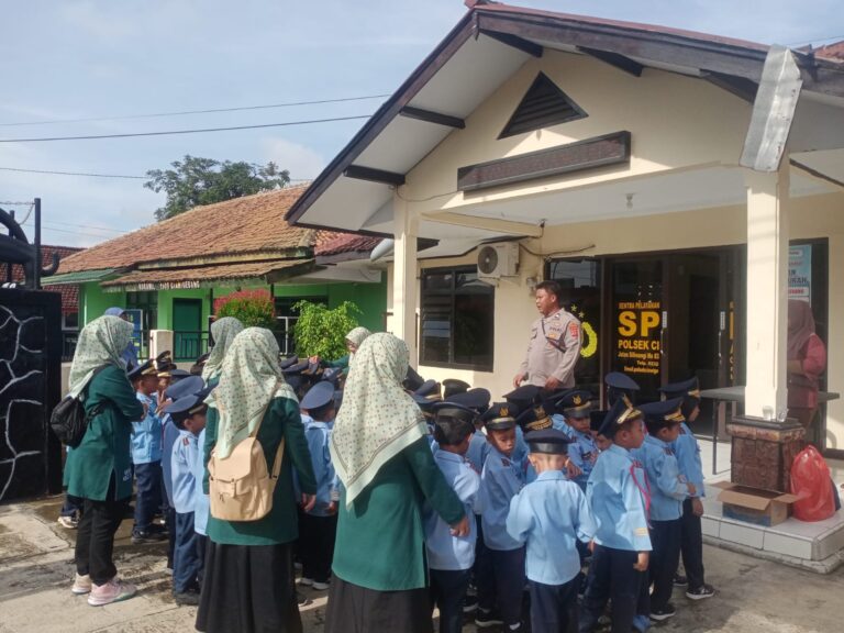 Kunjungan Edukatif RA Manba’ul Huda ke Polsek Ciawigebang Polres Kuningan Disambut Antusias