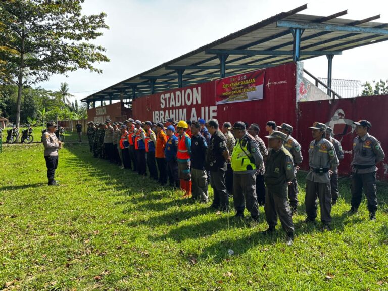 KAPOLSEK LURAGUNG BERIKAN ARAHAN PADA PESERTA APEL GABUNGAN TANGGAP DARURAT DALAM RANGKA ANTISIPASI TERJADINYA BENCANA ALAM