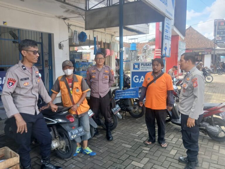 PATROLI POLSEK LURAGUNG SAMBANGI DAN LAKUKAN PEMBINAAN TERHADAP JURU PARKIR CEGAH TERJADINYA PENCURIAN KENDARAN BERMOTOR