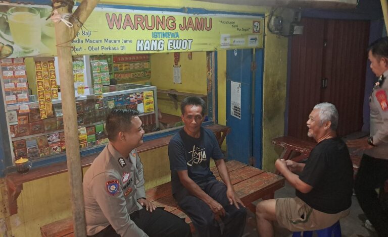 Polsek Cidahu Laksanakan Patroli Malam, Sambangi Pedagang Jamu di Desa Cidahu