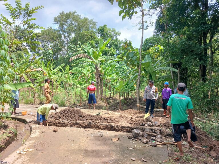 Dukung Infrastruktur Desa, Bhabinkamtibmas Pamijahan Pantau Perbaikan JUT
