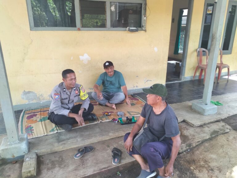 Bhabinkamtibmas Mekarjaya Ajak Warga Jaga Kamtibmas dan Waspadai Bencana Musim Hujan