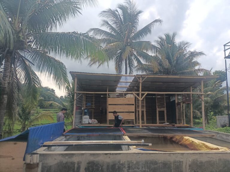 Briptu Farrel Sambangi Warga Pembudidaya Lele di Desa Ciputat