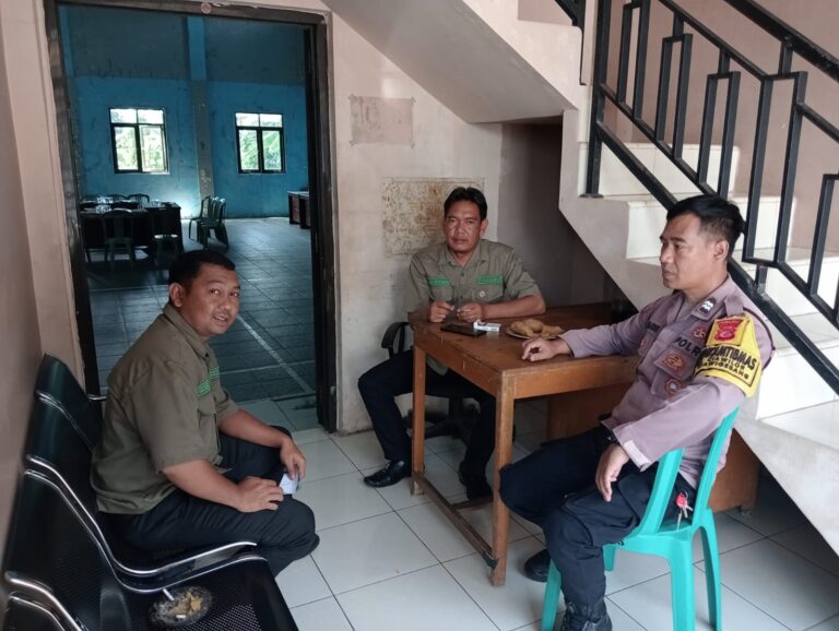 Cegah Kerawanan Musim Hujan, Bhabinkamtibmas Desa Ciawilor Intensifkan Koordinasi dengan Pemerintah Desa