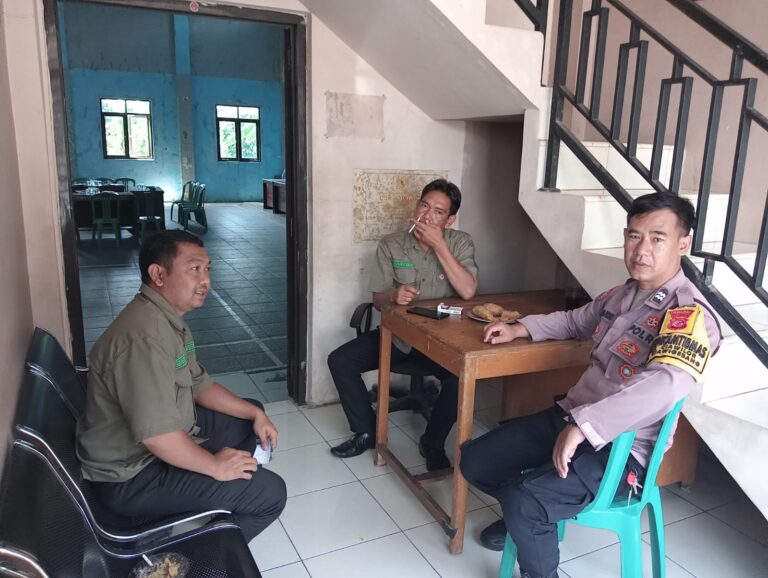 Wujudkan Lingkungan Aman, Bhabinkamtibmas Desa Ciawilor Ajak Aparat Desa Antisipasi Bencana Alam
