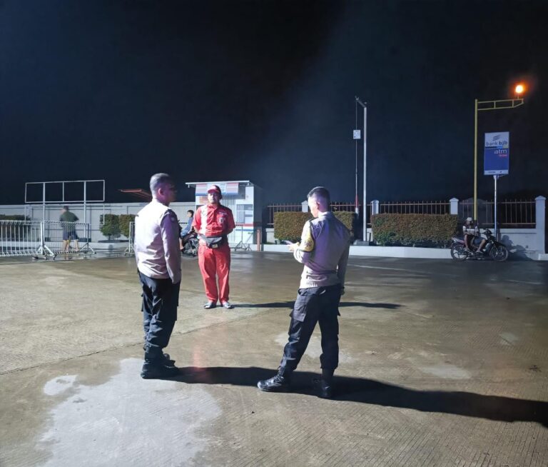 Bhabinkamtibmas Polsek Ciawigebang Laksanakan Patroli Malam KRYD, Sambangi SPBU Cipicung Beri Himbauan Kamtibmas