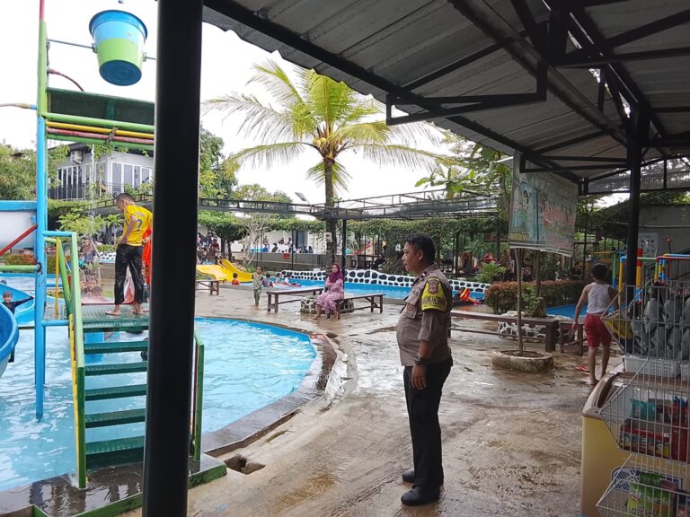 Bhabinkamtibmas Polsek Ciawigebang Sambangi Dino Waterpark Desa Ciputat, Sampaikan Himbauan Kamtibmas kepada Pengunjung
