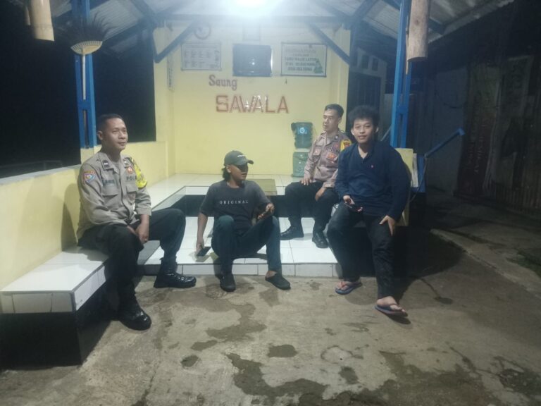 Bhabinkamtibmas Polsek Ciawigebang Ajak Warga Desa Ciomas Tingkatkan Siskamling dan Waspada Bencana Musim Hujan