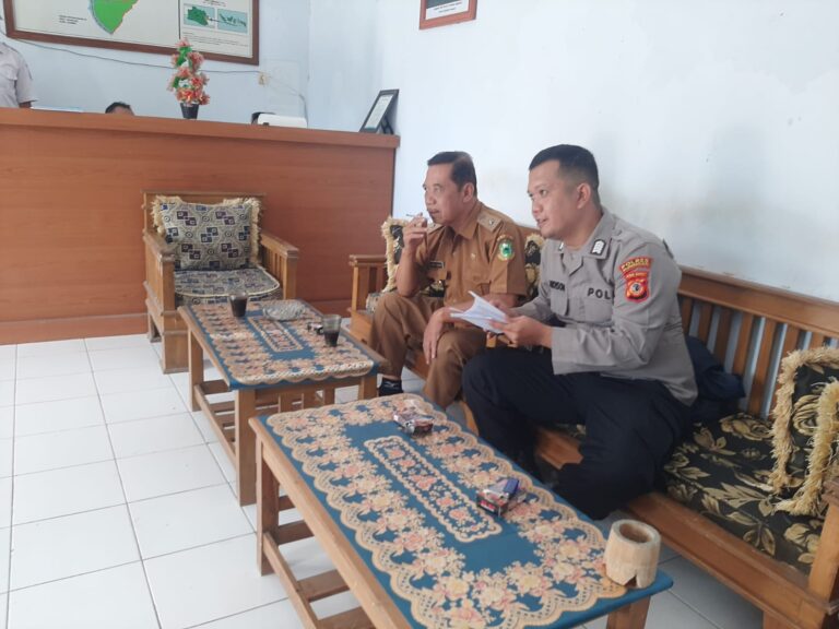 Bhabinkamtibmas Desa Tangkolo Laksanakan Sambang Desa dan Koordinasi Kamtibmas.