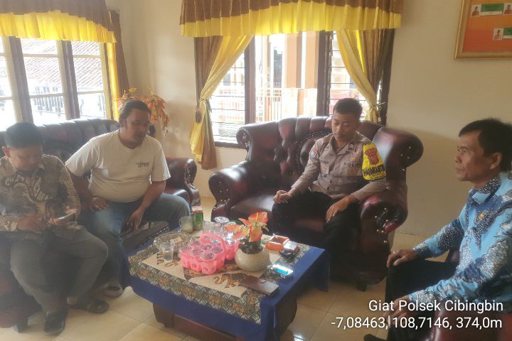 *Tokoh Masyarakat Apresiasi Polres Kuningan atas Dedikasi Menjaga Kamtibmas dan Pemberantasan Narkoba*Kuningan – Kepolisian Resor (Polres) Kuningan mendapat apresiasi dan ucapan terima kasih dari berbagai elemen masyarakat dan tokoh daerah atas upaya serius dalam menjaga keamanan dan ketertiban masyarakat (kamtibmas), serta komitmen dalam memberantas peredaran narkoba di wilayah hukum Kabupaten Kuningan.Ucapan terima kasih tersebut disampaikan oleh sejumlah tokoh, baik dari unsur pemerintahan, legislatif, tokoh agama, tokoh pemuda hingga para pendidik. Mereka menilai Polres Kuningan di bawah kepemimpinan AKBP Muhammad Ali Akbar, S.I.K., M.Si. telah menunjukkan kinerja yang konsisten, cepat tanggap, dan responsif terhadap berbagai isu yang berkembang di masyarakat.Bupati Kuningan, Dr. H. Dian Rachmat Yanuar, M.Si., menyampaikan bahwa sinergi antara Pemerintah Daerah dan Polres Kuningan sangat terasa, terutama dalam menciptakan stabilitas keamanan menjelang dan pasca pelaksanaan agenda-agenda strategis daerah.“Kami sangat mengapresiasi langkah-langkah preventif dan represif yang telah dilakukan jajaran Polres Kuningan. Penanganan kasus-kasus kriminalitas, termasuk narkoba, berlangsung cepat dan profesional,” ujar Bupati.Senada dengan itu, Ketua DPRD Kabupaten Kuningan, Nuzul Rachdy, S.E., juga memberikan pujian terhadap peningkatan kualitas pelayanan publik dan penegakan hukum yang humanis namun tegas yang diterapkan Polres Kuningan.“Polres Kuningan mampu menjaga ketenangan dan rasa aman warga. Kinerja yang proaktif serta keterbukaan komunikasi dengan masyarakat patut diapresiasi,” tambahnya.Sementara itu, tokoh agama dan tokoh pemuda juga memberikan apresiasi khusus terhadap keberhasilan Polres Kuningan dalam melakukan sosialisasi bahaya narkoba ke sekolah-sekolah dan lingkungan masyarakat.“Upaya Polres masuk ke dunia pendidikan untuk mencegah peredaran narkoba sejak dini sangat penting. Ini menunjukkan kepedulian terhadap masa depan generasi muda,” ujar Uu Kusmana, M.Si., Kadisdikbud Kab. Kuningan.Kapolres Kuningan dalam keterangannya menyampaikan terima kasih atas dukungan masyarakat dan komitmen pihaknya untuk terus bekerja maksimal.“Kami tidak bisa bekerja sendiri. Sinergi dengan masyarakat, tokoh, dan instansi lain adalah kunci utama dalam menjaga kondusivitas wilayah. Terima kasih atas kepercayaan yang diberikan kepada Polres Kuningan,” ungkap AKBP Muhammad Ali Akbar.Dengan apresiasi tersebut, Polres Kuningan semakin termotivasi untuk terus meningkatkan pelayanan, memperkuat pencegahan, serta menindak tegas segala bentuk kejahatan demi mewujudkan Kuningan yang aman, nyaman, dan bebas dari narkoba.