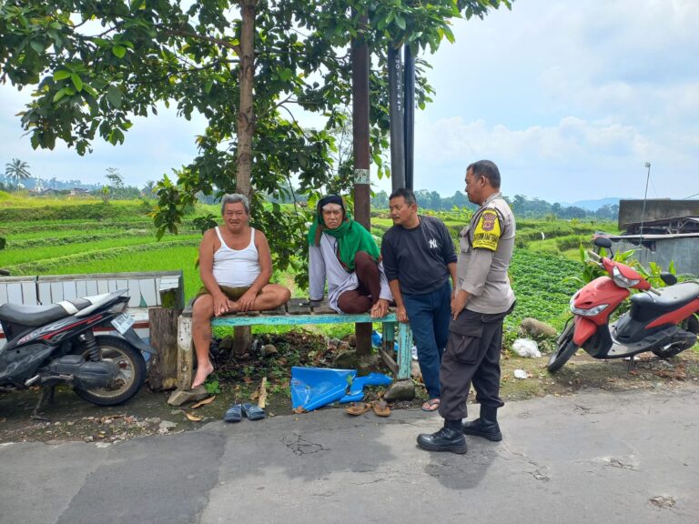 Bhabinkamtibmas Polsek Kramatmulya Polres Kuningan Polda Jabar melaksanakan Patroli dialogis