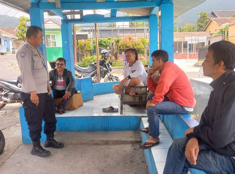 Bhabinkamtibmas Polsek Kramatmulya Polres Kuningan Polda Jabar melaksanakan Patroli dialogis antisipasi C3